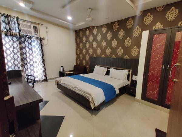 Hotel Savera : photo 4 de la chambre chambre lit queen-size avec balcon