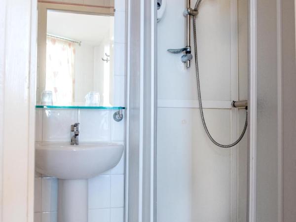 Logis Hôtel de la Tour : photo 3 de la chambre chambre lits jumeaux