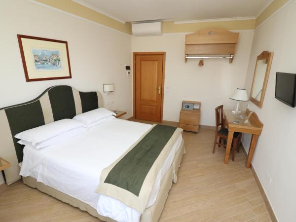 Hotel Tourist : photo 8 de la chambre chambre double classique