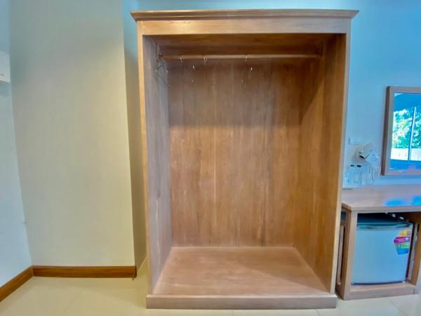 At Ruam Chok Hotel : photo 9 de la chambre chambre triple