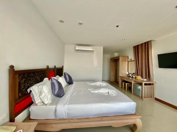 At Ruam Chok Hotel : photo 7 de la chambre chambre deluxe double ou lits jumeaux