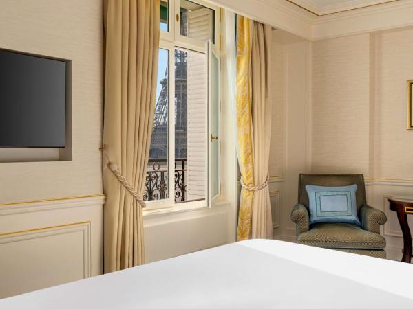 Shangri-La Paris : photo 5 de la chambre chambre lit king-size-vue sur tour eiffel
