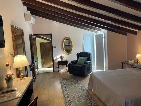 Hotel Roma : photo 1 de la chambre suite lit queen-size avec baignoire spa