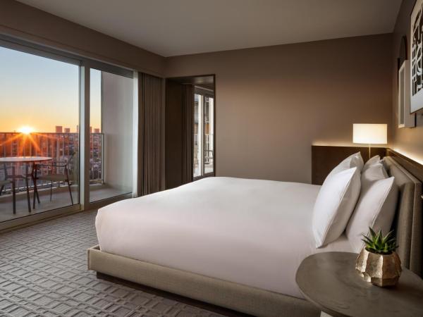 Fairmont Century Plaza Los Angeles : photo 2 de la chambre suite d'angle 1 chambre lit king-size avec 2 salles de bains et 2 balcons