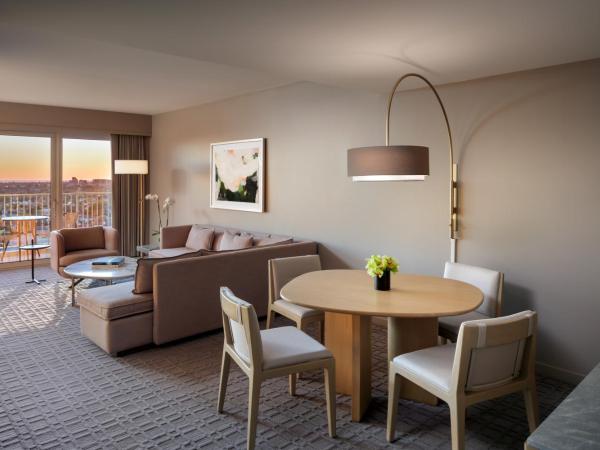 Fairmont Century Plaza Los Angeles : photo 3 de la chambre suite d'angle 1 chambre lit king-size avec 2 salles de bains et 2 balcons