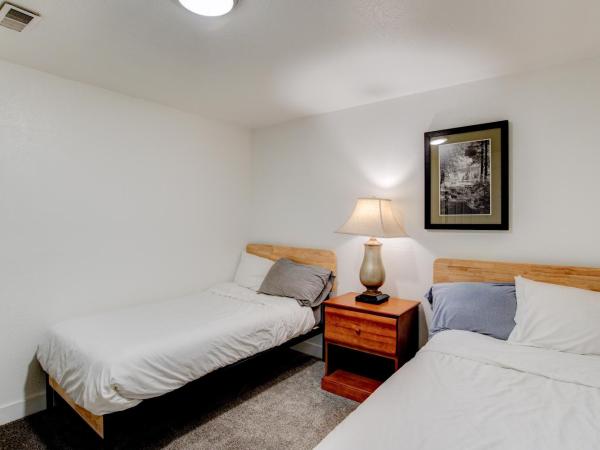 Modern Private Whole Unit 4 Bedroom Guest Suite King Bed : photo 7 de la chambre suite lit king-size