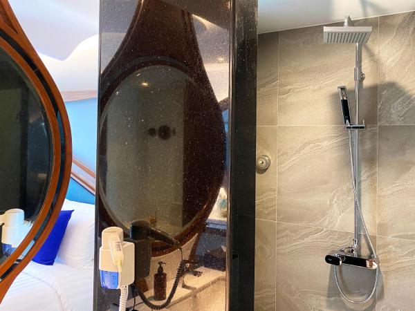 The Oceanic Sportel Phuket - SHA Extra Plus : photo 4 de la chambre chambre lit king-size deluxe