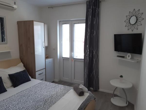 Guest House Sonja : photo 8 de la chambre chambre double - vue sur jardin