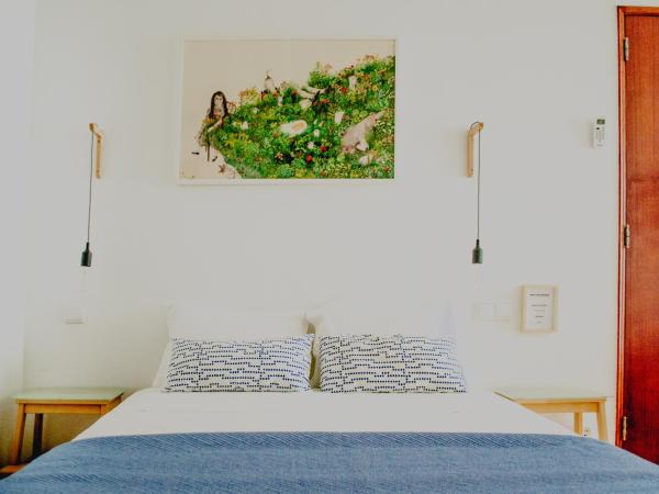 Residencial Avenida : photo 1 de la chambre chambre triple avec balcon