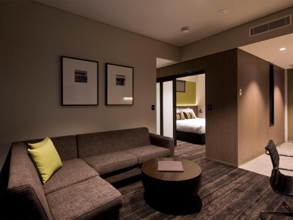 Glen Hotel and Suites : photo 1 de la chambre suite lit king-size