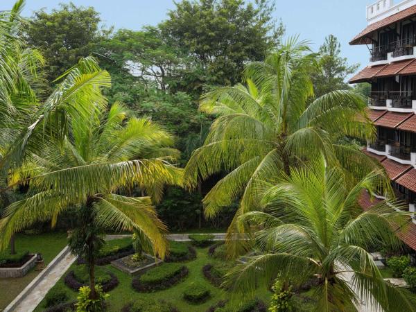 Sheraton Mustika Yogyakarta Resort and Spa : photo 4 de la chambre grande chambre lits jumeaux deluxe - balcon et accès au salon club
