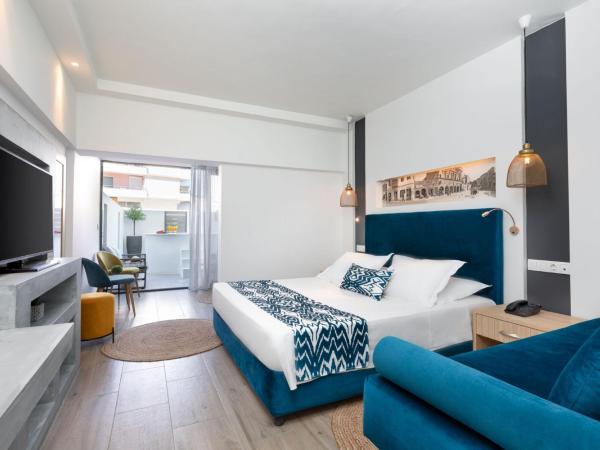 Mercure Rhodes Alexia Hotel & Spa : photo 2 de la chambre suite junior lit king-size avec canapé-lit simple, terrasse et piscine privée