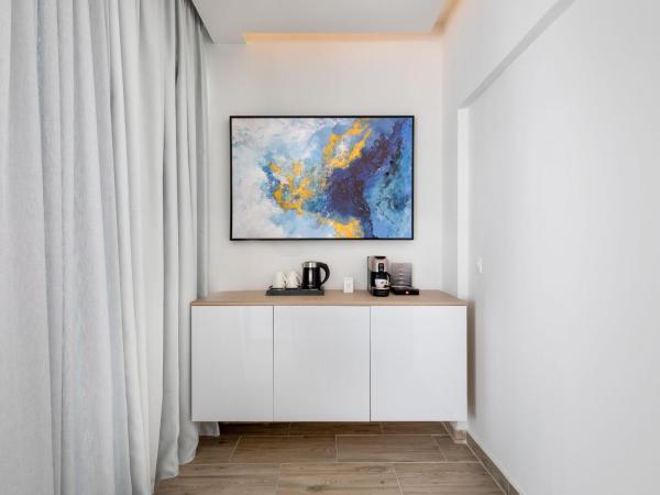 Mercure Rhodes Alexia Hotel & Spa : photo 6 de la chambre suite junior lit king-size avec canapé-lit simple, terrasse et piscine privée