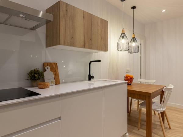 Room4You Oviedo by Asturias Holidays : photo 9 de la chambre chambre double avec salle de bains commune