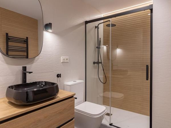 Room4You Oviedo by Asturias Holidays : photo 8 de la chambre chambre double avec salle de bains privative