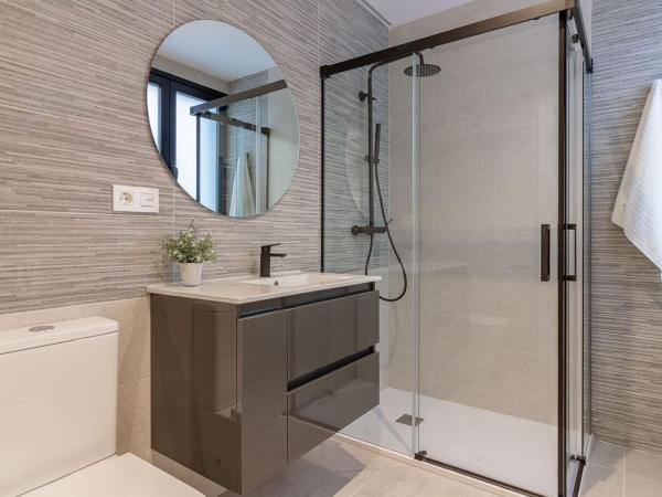 Room4You Oviedo by Asturias Holidays : photo 1 de la chambre chambre double avec salle de bains privative