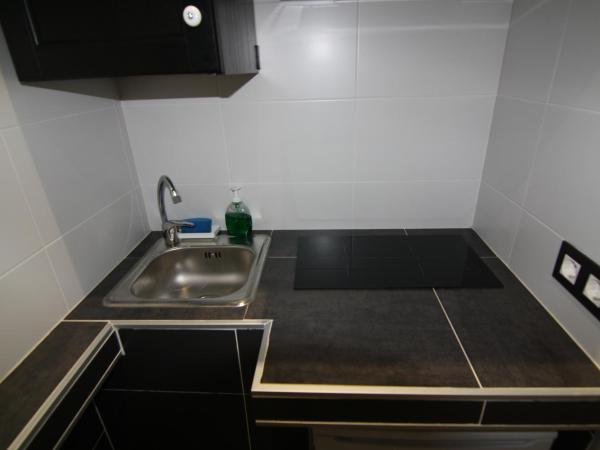 Hostal MH Fuencarral : photo 5 de la chambre chambre double avec lit d'appoint (3 adultes)