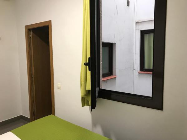 Hostal La Terrassa : photo 8 de la chambre chambre double intérieure sans vue