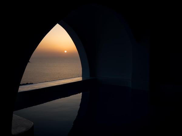 Maregio Suites : photo 2 de la chambre suite premium avec petite piscine troglodyte extérieure chauffée avec jets