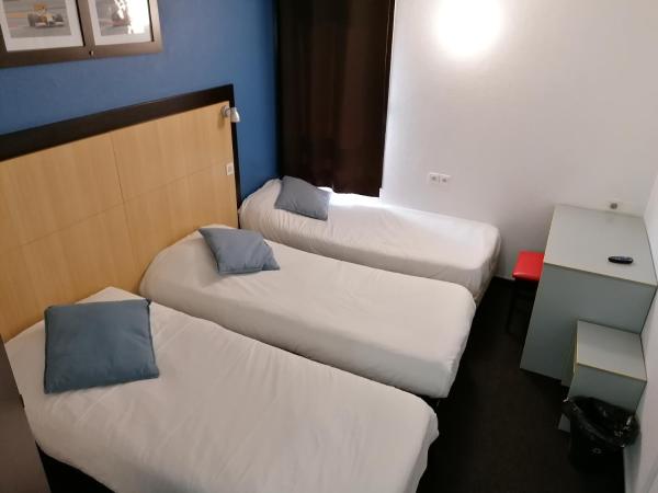 Enzo Hotels Vierzon by Kyriad Direct : photo 3 de la chambre chambre triple avec 3 lits simples