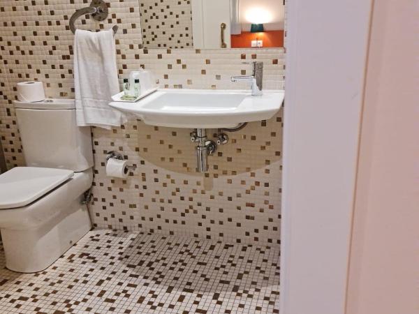 Hotel Montes : photo 1 de la chambre chambre lits jumeaux pour personnes à mobilité réduite