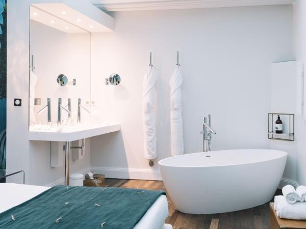 La Course : photo 4 de la chambre suite avec piscine privée