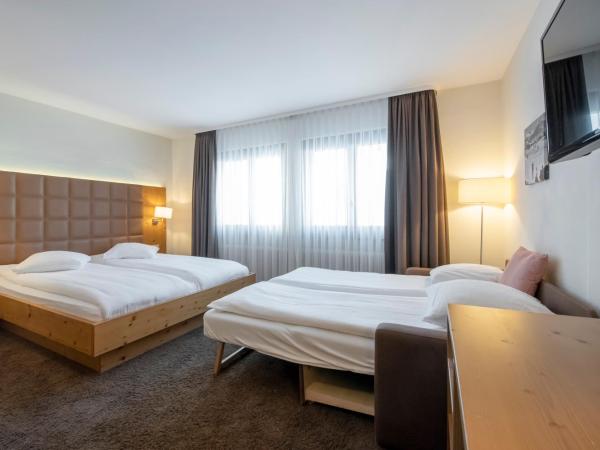 Hotel Olympic - Montana Center : photo 1 de la chambre chambre quadruple