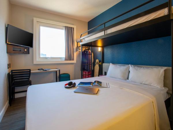 ibis budget Sao Paulo Morumbi : photo 2 de la chambre superior triple room with one double bed and one bunk bed