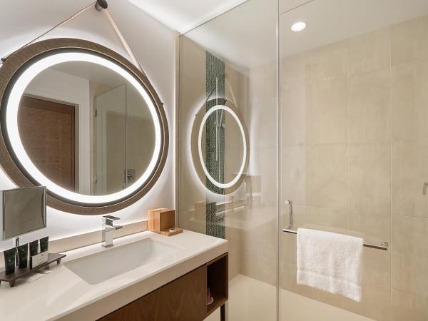 Hyatt Centric Waikiki Beach : photo 1 de la chambre suite lit king-size - vue sur ville