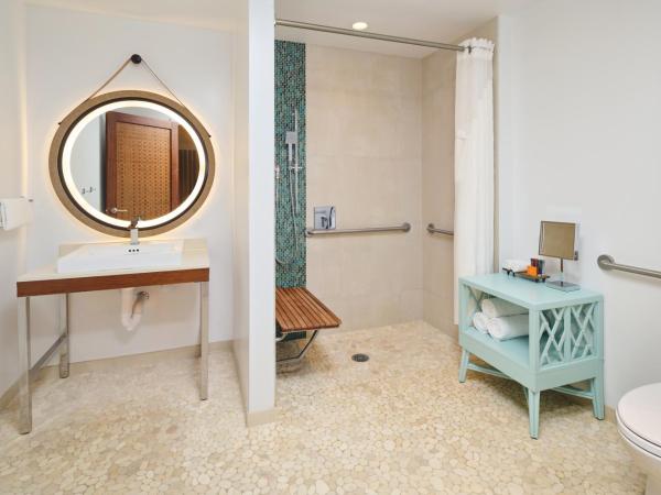 Hyatt Centric Waikiki Beach : photo 2 de la chambre chambre lit king-size pour personnes à mobilité réduite avec douche accessible aux personnes à mobilité réduite