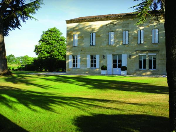 Château Bonalgue - Pomerol : photo 2 de la chambre chambre double - vue sur jardin