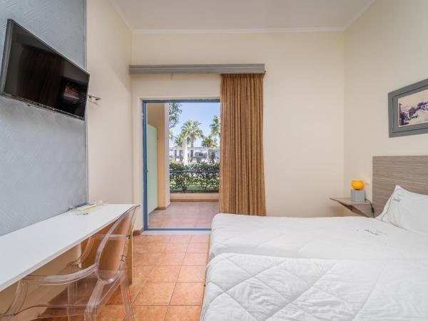 Ianos Hotel : photo 3 de la chambre chambre classique avec vue sur piscine