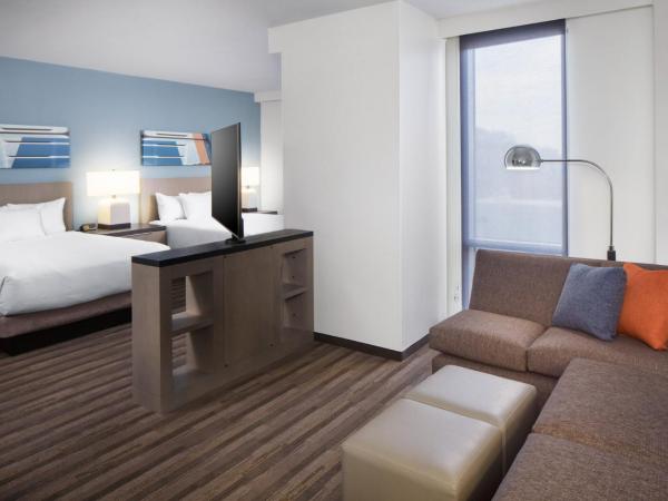 Hyatt House Nashville at Vanderbilt : photo 3 de la chambre studio suite with two queen beds with sofa bed, kitchen and tub - disability access