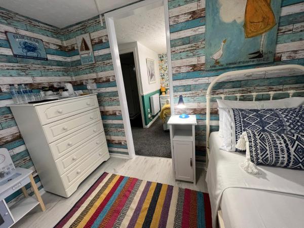 Raffles Hotel : photo 1 de la chambre chambre triple avec douche