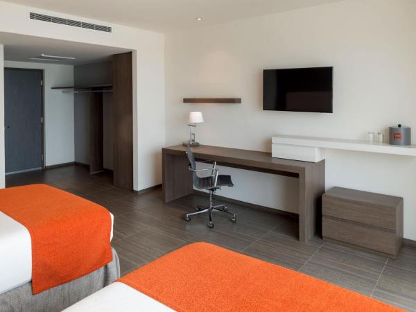 Real Inn Cancún : photo 3 de la chambre hébergement deluxe avec 2 lits - vue sur boulevard