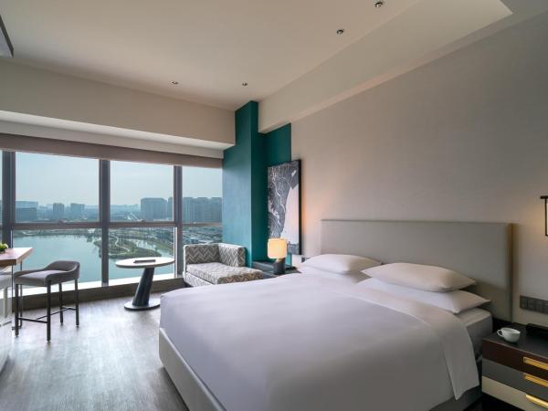 Hyatt Centric Lakeside Ningbo : photo 1 de la chambre chambre lit king-size - vue sur lac