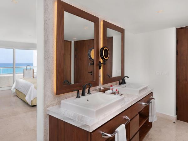 Sun Palace - All Inclusive Adults Only : photo 2 de la chambre superior governor suite partial ocean view - king size bed