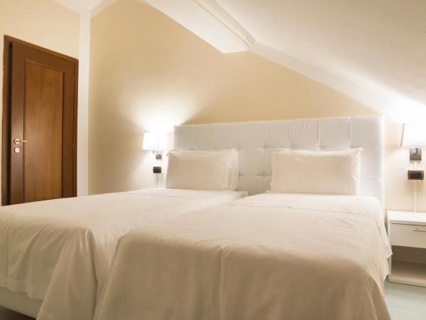 Hotel Tourist : photo 1 de la chambre chambre familiale