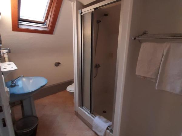 Hotel du Cygne : photo 7 de la chambre chambre familiale (6 adultes + 1 enfant)