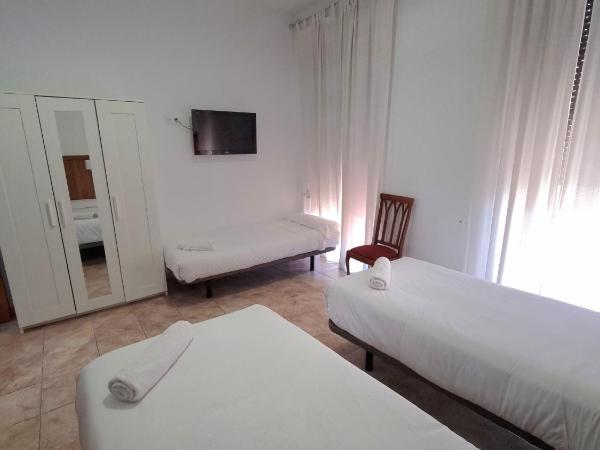 Hotel Gran Plaza : photo 7 de la chambre chambre double avec balcon et lit d'appoint