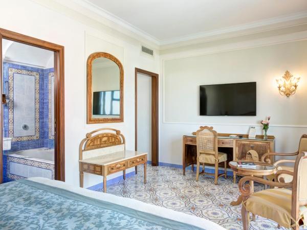 Grand Hotel de la Ville : photo 4 de la chambre chambre double ou lits jumeaux de luxe avec vue latérale sur la mer