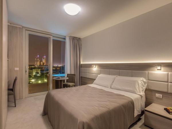 Sunrise Palace : photo 6 de la chambre suite avec balcon et baignoire spa