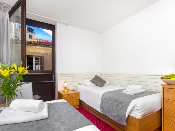 Hotel Jadran Šibenik : photo 2 de la chambre chambre lits jumeaux - vue sur ville