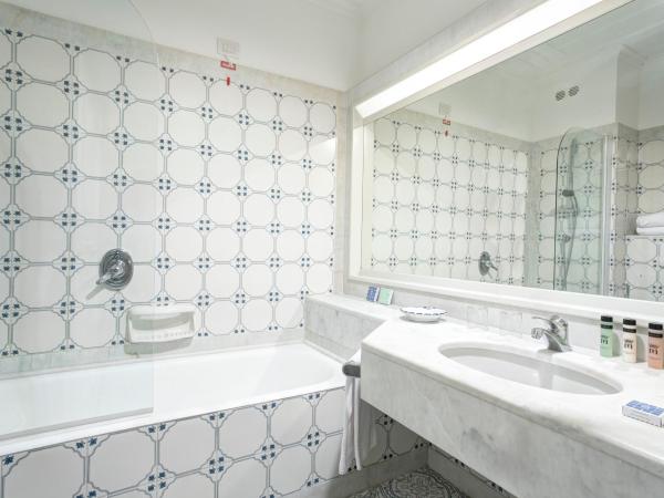 Grand Hotel Capodimonte : photo 5 de la chambre chambre deluxe double ou lits jumeaux