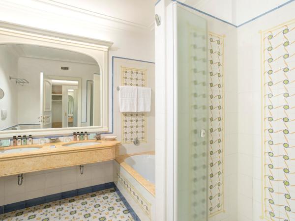 Grand Hotel Capodimonte : photo 4 de la chambre chambre deluxe double ou lits jumeaux