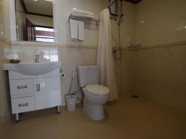 Bluebird Inn Pattaya : photo 4 de la chambre chambre double avec balcon