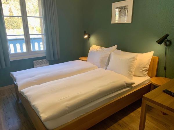 5th Floor Basic Rooms - shared bathrooms : photo 2 de la chambre (5e Étage) hébergement avec grand lit et salle de bains commune