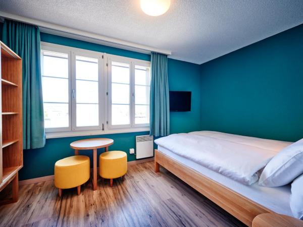 5th Floor Basic Rooms - shared bathrooms : photo 5 de la chambre (5e Étage) hébergement avec grand lit et salle de bains commune