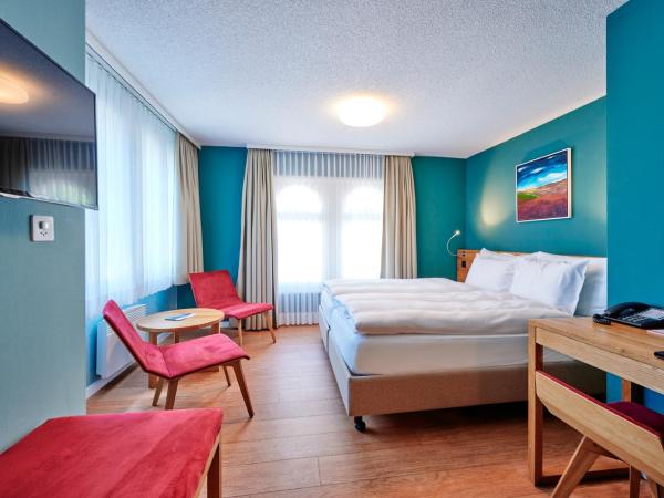 5th Floor Basic Rooms - shared bathrooms : photo 3 de la chambre (5e Étage) chambre lits jumeaux avec douche