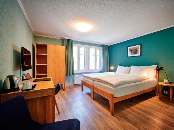 5th Floor Basic Rooms - shared bathrooms : photo 1 de la chambre (5e Étage) chambre lits jumeaux avec douche